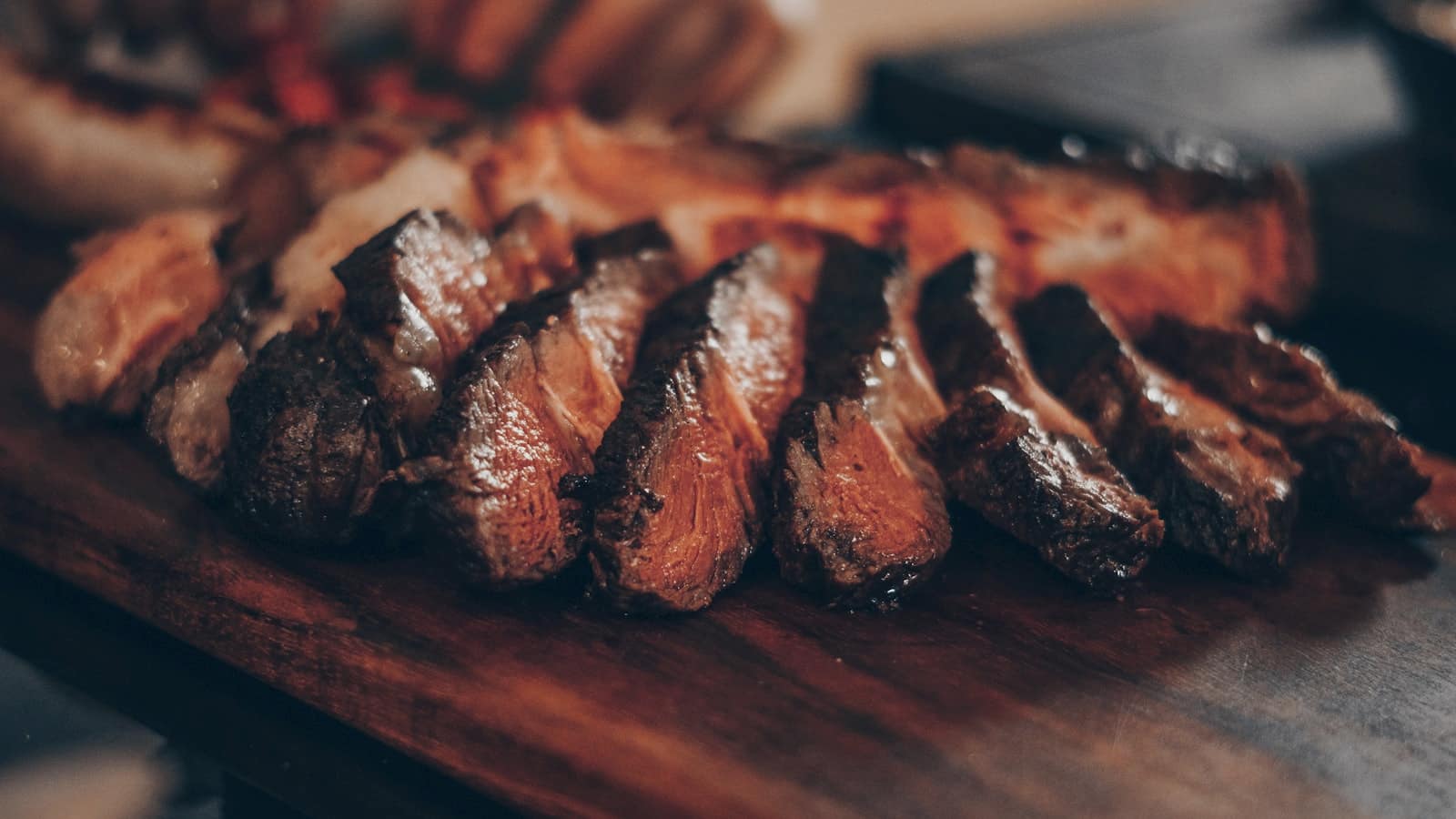 Parrilla a la leña con brasas encendidas